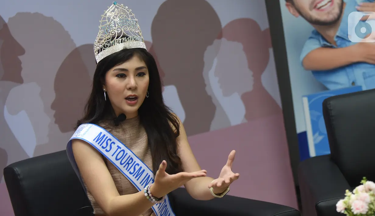 Miss Tourism International 2021 Jessy Silana Wongsodiharjo dalam talkhsow hari Perempuan Internasional di Jakarta (14/3/2022). Talkshow yang mengusung tema Peran Perempuan Bagi Pariwisata Melalui Konten Digital. (Liputan6.com/HO/Andrey)