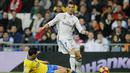 Bintang Real Madrid, Cristiano Ronaldo (kanan) berusaha melewati hadangan pemain Las Palmas, Vicente Gomez pada lanjutan La Liga Spanyol di Santiago Bernabeu stadium, Madrid, (1/3/2017). Madrid bermain imbang 3-3. (AP/Paul White)