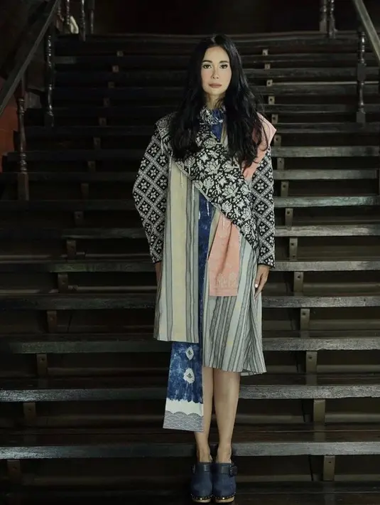 Loemongga Haoemasan istri dari Menteri Perindustrian yang juga seorang model tahun 90an tentu kerap tampil fashionable. Misalnya, ia mengenakan dress asimetris. Dok. @loemongga