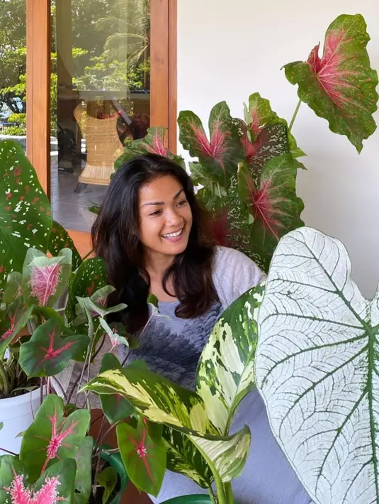 "Aku kangen banget mau peluk Mama," ucap anak Nirina dalam bahasa Inggris. "Sama," jawab Nirina Zubir. (Instagram/Nirinazubir_)