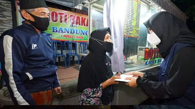 Bantu Kesejahteraan PKL dan Warung Kecil Bupati Banyuwangi Alokasikan Bantuan Tunai dan Sembako di Masa PPKM