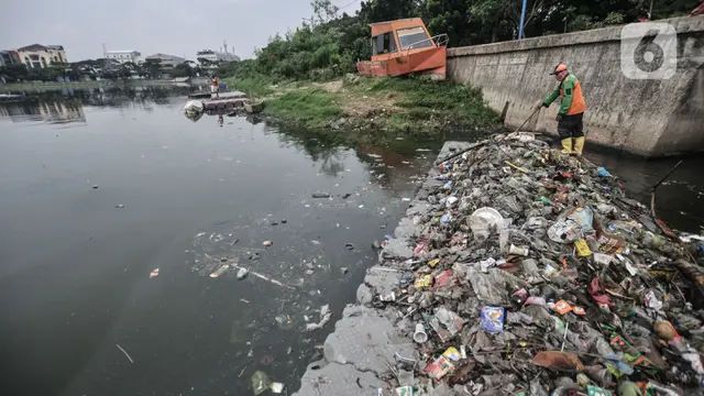 Pembersihan Sampah di Waduk Cincin