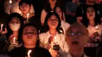 Umat Katolik memegang lilin saat Malam Paskah di gereja Santo Kristoforos di Jakarta pada 30 Maret 2024. (Yasuyoshi CHIBA/AFP)