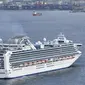 Sebuah kapal pesiar Diamond Princess berlabuh di Pelabuhan Yokohama pada saat kedatangan di Yokohama, dekat Tokyo, Selasa, (4/2/2020). (Kyodo News via AP)