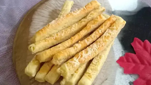 Resep kue Lebaran kastengel stik keju yang lumer di mulut. (dok. Cookpad @cook_9759313)