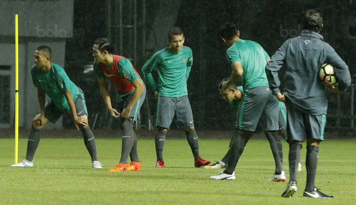 Bintang Timnas U-19, Egy Maulana Vikri, mengikuti sesi latihan bersama Timnas U-23 di Stadion Wibawa Mukti, Cikarang, Selasa (14/11/2017). Timnas Indonesia U-23 akan bertanding melawan Suriah U-23. (Bola.com/M Iqbal Ichsan)