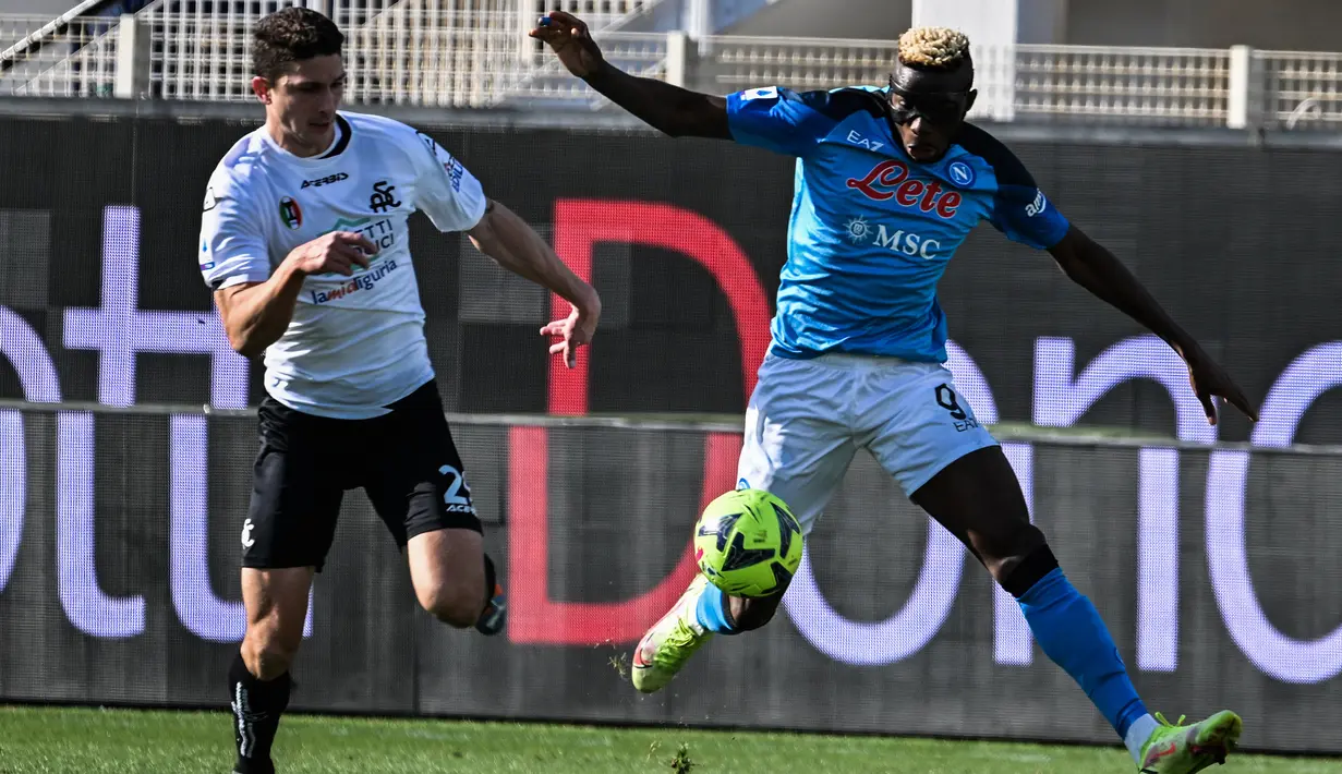 Bek Spezia, Mattia Caldara (kiri) berebut bola dengan striker Napoli, Victor Osimhen pada laga Liga Italia 2022/2023 di Alberto-Picco Stadium, Spezia (5/2/2023). Setelah membela Juventus sejak tengah musim 2016/2017, Mattia Caldara dilepas ke AC Milan pada awal musim 2018/2019 dengan nilai transfer 37,74 juta euro atau kini setara Rp620 miliar. Saat ini AC Milan tengah meminjamkannya ke Spezia hingga akhir musim 2022/2023. (AFP/Alberto Pizzoli)
