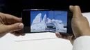 Seorang pekerja Samsung mendemonstrasi Galaxy Z Flip yang ditampilkan pada acara Unpacked 2020 di San Francisco, Selasa (11/2/2020). Untuk kamera, Galaxy Z Flip dibekali kamera 12MP dan kamera dengan sudut pandang lebar 123 derajat, serta kamera depan 10MP. (AP/Jeff Chiu)