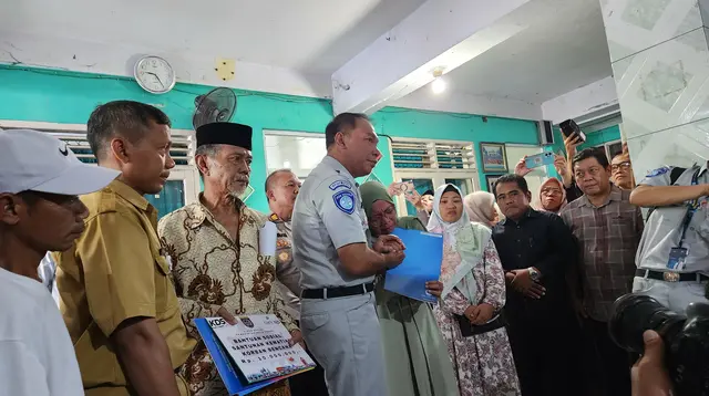 Jasa Raharja memberikan santunan kepada ahli waris pelajar dan guru SMK Lingga Kencana yang mengalami kecelakaan bus di wilayah Subang. (Liputan6.com/Dicky Agung Prihanto)