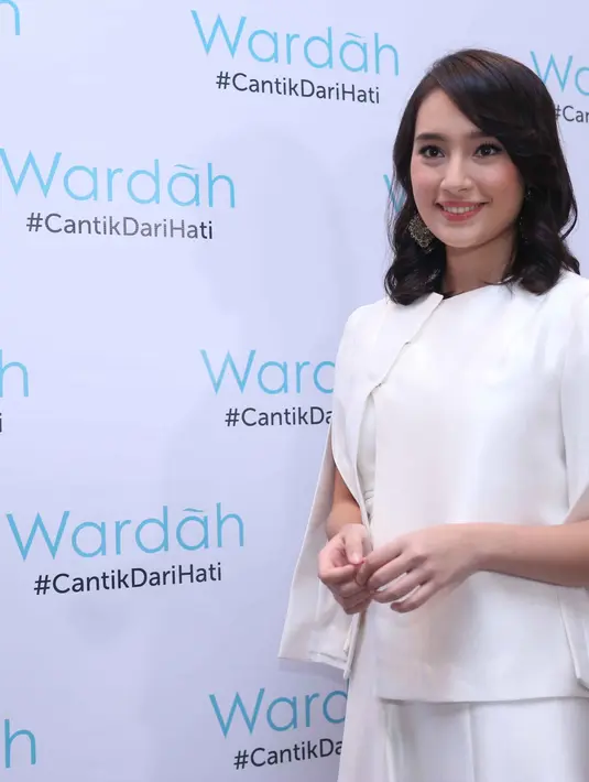 Tatjana Saphira dalam film terbarunya, Sweet 20 memerankan sosok nenek bernama Fatmawati yang telah berusia 70 tahun. Meski telah menjadi nenek-nenek, tapi wujudnya kembali muda setelah foto di studio. (Nurwahyunan/Bintang.com)