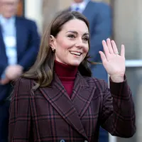 Kate Middleton&nbsp;gelombang setelah kunjungan ke Rumah Sakit Royal Marsden di London barat, Inggris, pada 14 Januari 2025. (Chris Jackson/POOL/AFP)