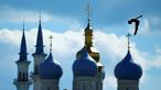 Peloncat indah Inggris, Gary Hunt, beraksi di nomor High Diving 27m putra dalam Kejuaraan Dunia Akuatik 2015 di Kazan, Rusia. (3/8/2015). Bangunan di latar gambar adalah Masjid Kul Sharif (kiri) dan Katedral Annunciation. (Reuters/Hannibal Hanschke).