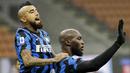Striker Inter Milan, Romelu Lukaku, melakukan selebrasi bersama Arturo Vidal usai membobol gawang Spezia pada laga Liga Italia di Stadion Giuseppe Meazza, Minggu (20/12/2020). Inter Milan menang dengan skor 2-1. (AP/Luca Bruno)
