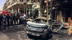 Pasukan keamanan Irak dan warga sipil memeriksa lokasi serangan bom di Baghdad, Irak (30/5). Serangan bom ini sedikitnya telah menewaskan 13 orang dan melukai 24 lainnya. (AP Photo / Karim Kadim)