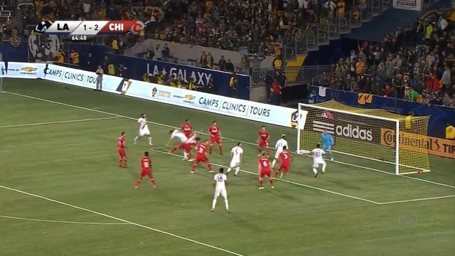 Giovani dos Santos menyelamatkan Los Angeles Galaxy dari kekalahan ketika menjamu Chicago Fire. Pemain depan asal Meksiko itu memastikan comeback dramatis LA Galaxy sehingga kedua tim bermain imbang 2-2 dalam lanjutan MLS.