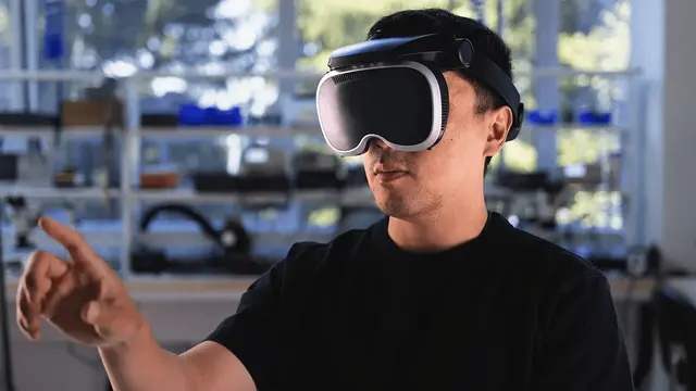 Headset prototipe penelitian "Tiramisu" milik Meta.