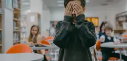 Kepercayaan diri yang dibangun sejak kecil membantu anak lebih berani berbicara, tampil, dan mengekspresikan dirinya di berbagai situasi. (Foto/Dok: Pexels)