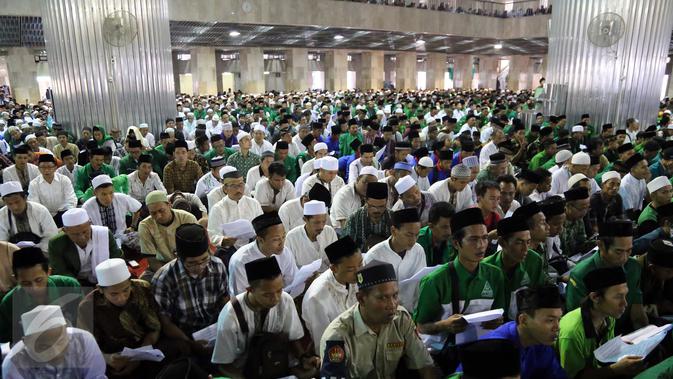 Warga mengikuti Istighosah Nahdlatul Ulama  di Masjid Istiqlal, Jakarta, Minggu (14/6). Istighosah tersebut untuk menyambut bulan Ramadan 1436 H sekaligus pembukaan Munas Alim Ulama jelang Muktamar NU pada Agustus mendatang. (Liputan6.com/Helmi Afandi)