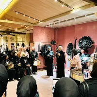 SMARA menghadirkan spektrum warna hitam yang beragam mulai dari charcoal, sheer black, hingga deep black (Sumber: Fimela)
