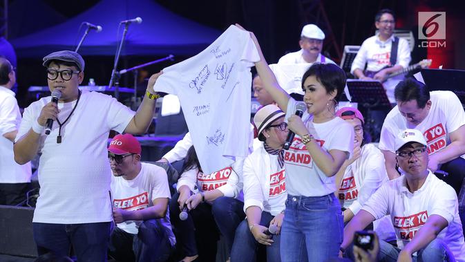 Personel baru Elek Yo Band,  Yuni Shara saat acara penggalangan dana untuk korban gempa Palu dan Donggala di Jakarta, Jumat (5/10). Elek Yo Band membuka dengan lagu 