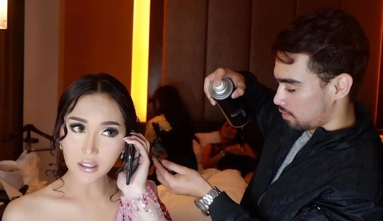 Manscrow Gilang sedang menata rambut Lucinta Luna. Gilang juga spesialis hairdo selain merias wajah. Ia kerap terlibat sebagai hair stylist dalam pemotretan editorial majalah gaya hidup mewah. [Foto: @manscrow_gilang]