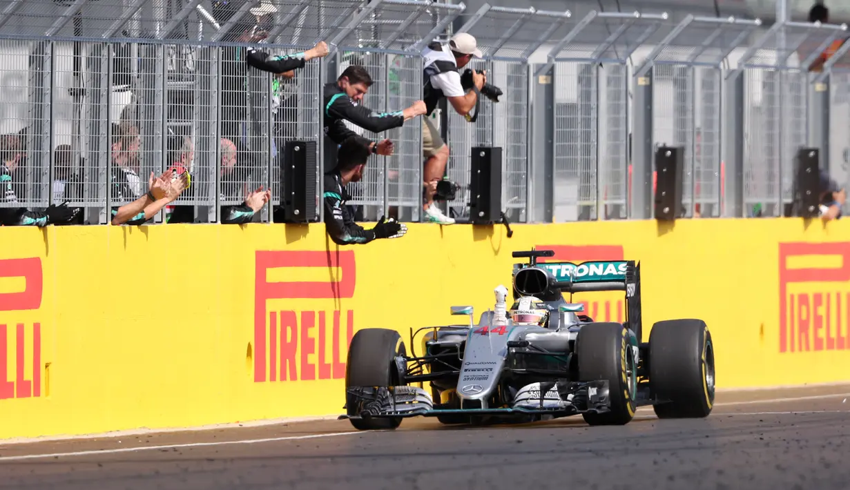 Pebalap Mercedes, Lewis Hamilton, saat finis pertama dalam balapan F1 GP Hungaria di Sirkuit Hungaroring, Budapest, Minggu (24/7/2016). (AFP/Ferenc Isza)