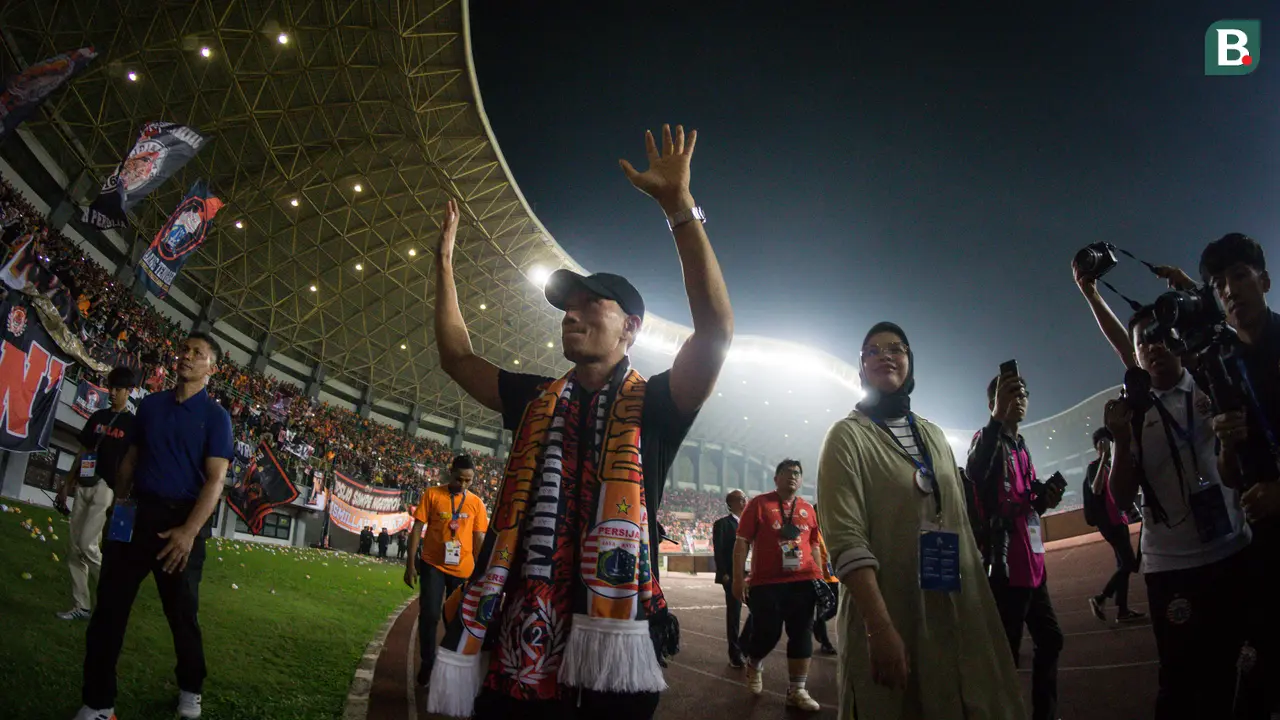 Foto: Tanda Cinta Persija Jakarta untuk Ismed Sofyan Sang Legenda