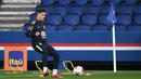 Gelandang Brasil, Philippe Coutinh, tampak serius saat sesi latihan jelang laga persahabatan di Paris, Rabu (8/11/2017). Brasil akan berhadapan dengan Jepang. (AFP/Franck Fife)