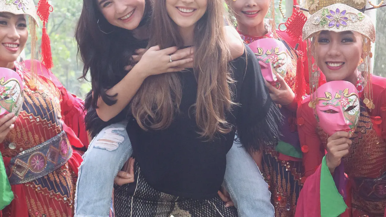 Prilly Latuconsina dan Amanda Cerny
