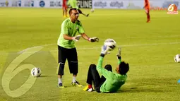 Penjaga gawang timnas Maladewa terlihat berlatih secara terpisah di Stadion GBK Jakarta (Liputan6.com/Helmi Fithriansyah)
