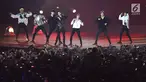 Boy band Korea Selatan, iKON tampil menghibur penonton pada upacara penutupan Asian Games 2018 di Stadion Gelora Bung Karno, Jakarta, Minggu (2/9). Mereka membawakan dua lagu hits. (Liputan6.com/Helmi Fithriansyah)