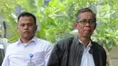Kepala KPP Pratama Ambon La Masikamba (kanan) saat tiba di Gedung KPK, Jakarta, Kamis (4/10). La Masikamba bersama empat orang lainnya terjaring operasi tangkap tangan (OTT) oleh Satgas KPK di Ambon. (Merdeka.com/Dwi Narwoko)