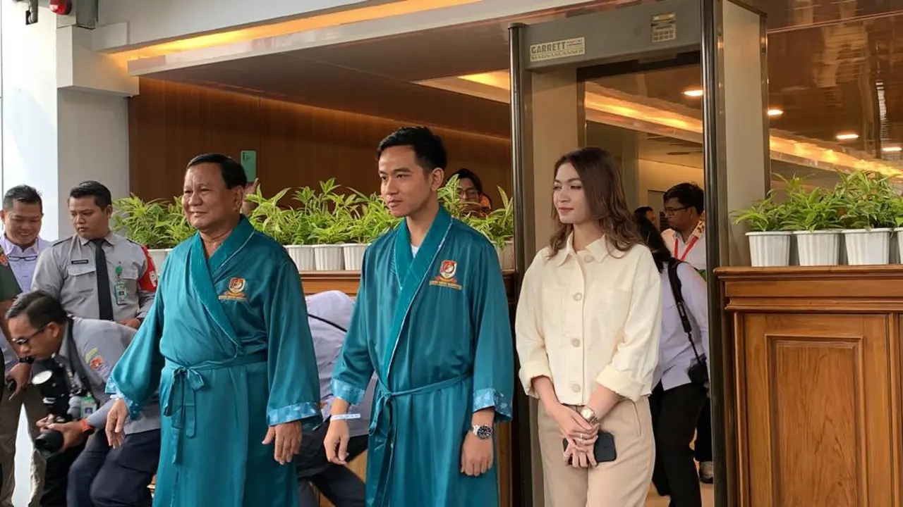 Prabowo Subianto-Gibran Rakabuming Raka menjalani tes kesehatan di Rumah Sakit Pusat Angkatan Darat (RSPAD) Jakarta, Kamis (26/10/2023). (Merdeka.com/Nur Habibie)