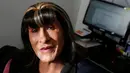 Aktivis transgender Pamela Valenzuela usai mendapatkan kartu identitas barunya yang diakui di La Paz, Bolivia, Kamis (8/9). Pamela menjadi transgender pertama yang mendapatkan KTP khusus di Bolivia. (REUTERS/David Mercado)
