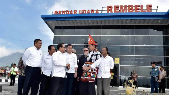 20160203-Resmikan Bandara Rembele, Jokowi Diberi Topi Raja -Aceh