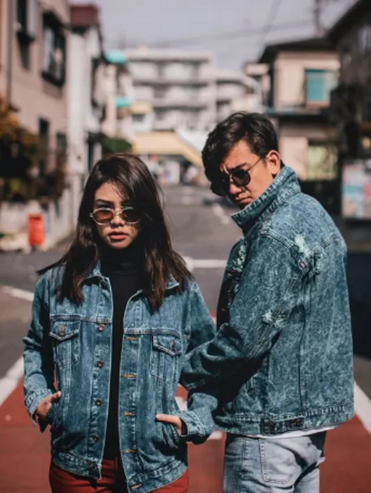 Selain sering berbagi kemesraan, Adipati dan Vanesha juga terlihat kompak dengan mengenakan denim jacket. (Liputan6.com/IG/adipati)