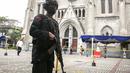 Personel kepolisian berjaga di depan Gereja Katedral, Jakarta, Kamis (1/4/2021). Sebanyak 150 personel gabungan TNI, Polri dan Satpol PP melakukan pengamanan jelang rangkaian perayaan Hari Paskah di gereja tersebut. (Liputan6.com/Faizal Fanani)
