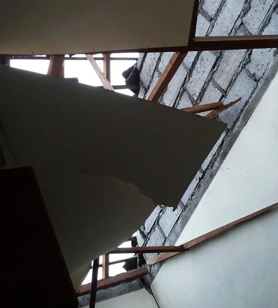 Atap rumah korban yang tersambar petir saat memasak di dapur. (/Dewi Divianta)