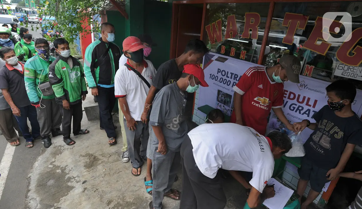 Warga antre mendapatkan nasi bungkus di salah satu warteg kawasan Jalan Tole Iskandar, Depok, Jawa Barat, Rabu (15/4/2020). Sejumlah lembaga sosial berinisiatif memberi bantuan nasi bungkus kepada warga yang terdampak virus corona COVID-19 lewat pemberdayaan warteg. (merdeka.com/Arie Basuki)