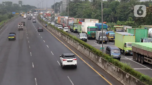 FOTO: Larangan Mudik Berlaku, Gerbang Tol Cikupa Macet Panjang