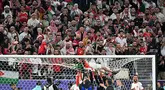 Pemain asal Yordania Yazan Al-Naimat merayakan kemenangan timnya atas Korea Selatan dengan memanjat tiang gawang usai laga semifinal Piala Asia 2023 di Stadion Ahmad Bin Ali, Doha, Qatar, Selasa (06/02/2024).  (AFP/Hector Retamal)