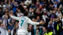 Pemain Real Madrid, Cristiano Ronaldo berselebrasi setelah mencetak gol ke gawang Sevilla dalam lanjutan pekan ke-15 Liga Spanyol di Santiago Bernabeu, Sabtu (9/12). Bermain di depan pendukungnya sendiri, Real Madrid menang telak 5-0. (AP/Francisco Seco)