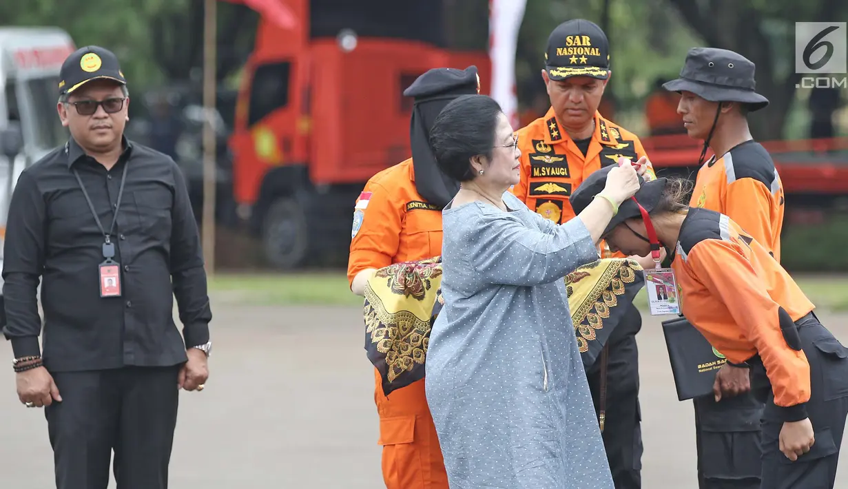 Ketua Umum PDI Perjuangan Megawati Soekarnoputri melepas tanda peserta Baguna PDI Perjuangan saat penutupan pelatihan di Bumi Perkemahan Cibubur, Jakarta, Kamis (23/11). (Liputan6.com/Herman Zakharia)