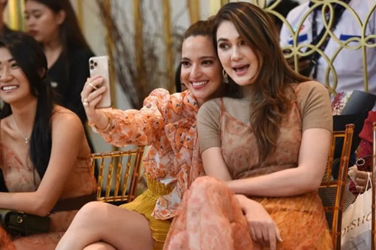 Nia Ramadhani menggunakan baju yang sama dengan Manohara (https://www.instagram.com/p/B5EafXBJpct/)