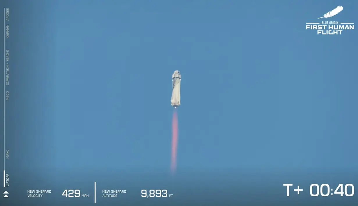 Roket New Shepard Blue Origin lepas landas dari landasan peluncuran pelabuhan antariksa dekat Van Horn, Texas, Amerika Serikat, Selasa (20/7/2021). Blue Origin milik Jeff Bezos kini bersaing dengan Virgin Galactic milik Richard Branson serta SpaceX milik Elon Musk. (Blue Origin via AP)