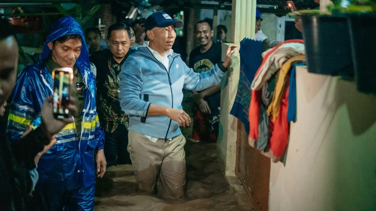Gubernur Lampung terpilih, Rahmat Mirzani Djausal saat meninjau dan memberikan warga yang menjadi korban bencana banjir di Bandar Lampung. Foto : (Istimewa).