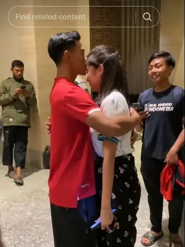 6 Momen Arhan Cium dan Rangkul Azizah di Depan Umum, Mulai Tak Malu-Malu