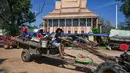 Menteri Informasi Kamboja, Neth Pheaktra, pada Senin (8/12/2025) mengatakan empat warga sipil tewas dan sembilan orang lainnya terluka dalam konflik perbatasan Kamboja-Thailand. Tampak dalam foto, warga berkumpul di luar sebuah kuil setelah dievakuasi menyusul bentrokan di sepanjang perbatasan Kamboja-Thailand, di provinsi Siem Reap pada Selasa 9 Desember 2025. (TANG CHHIN SOTHY/AFP)