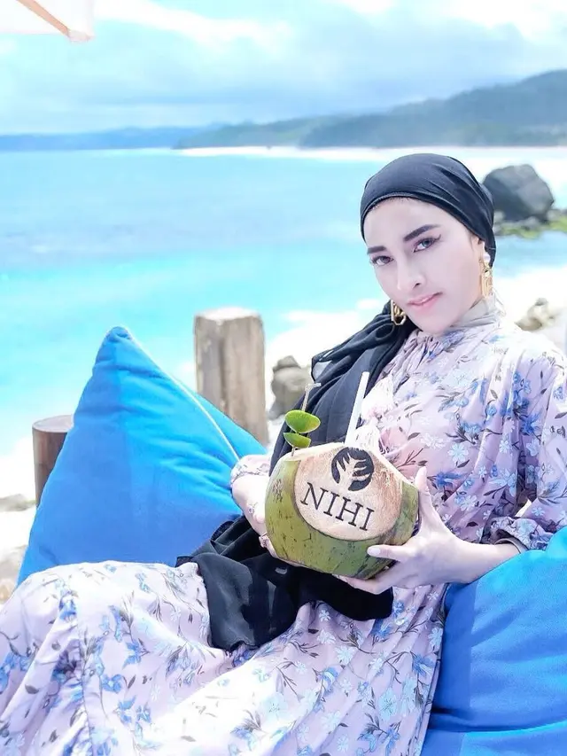 Potret Shandy Purnamasari Saat Liburan ke Nihi Sumba, Tampil Menawan Dengan Hijab. (Sumber: Instagram/shandypurnamasari)