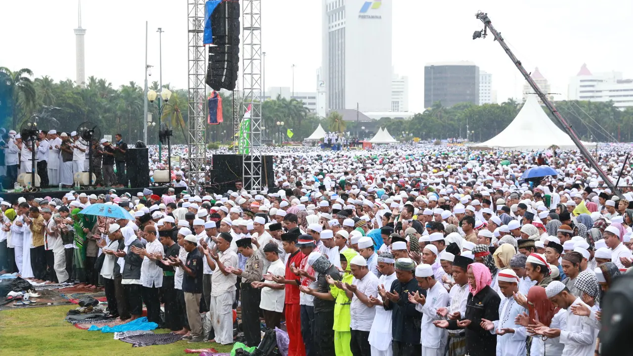 Hujan Deras, Begini Suasana Salat Jumat di Monas Hari Ini